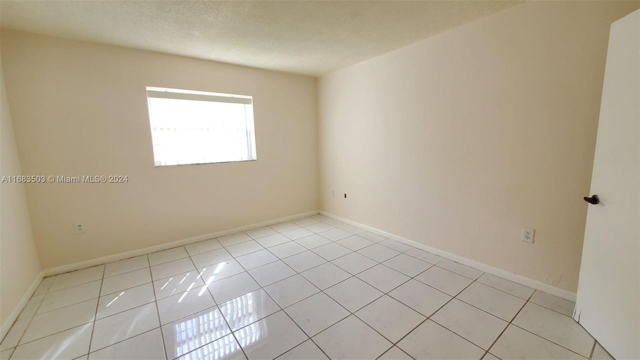 For Rent: $1,800 (1 beds, 1 baths, 700 Square Feet)