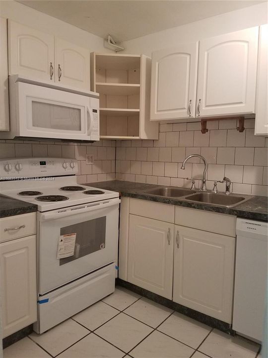 For Rent: $2,200 (2 beds, 2 baths, 1157 Square Feet)