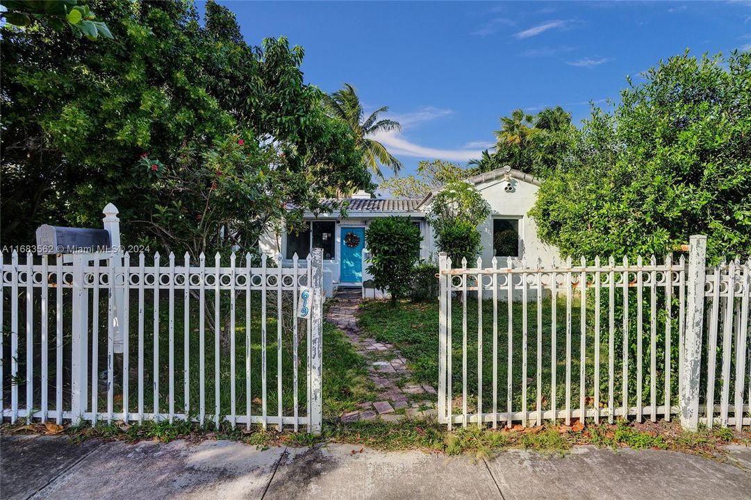 For Sale: $825,000 (3 beds, 2 baths, 1087 Square Feet)