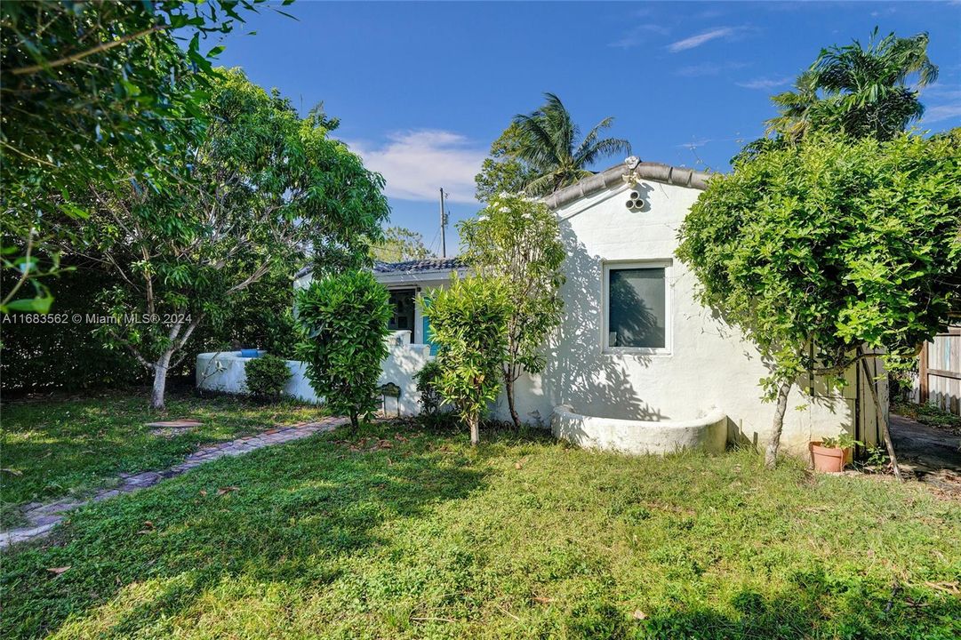 For Sale: $825,000 (3 beds, 2 baths, 1087 Square Feet)