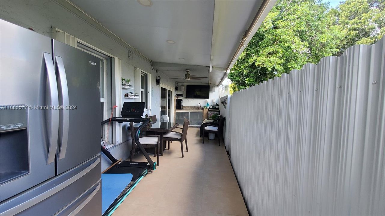 For Sale: $295,000 (2 beds, 2 baths, 938 Square Feet)