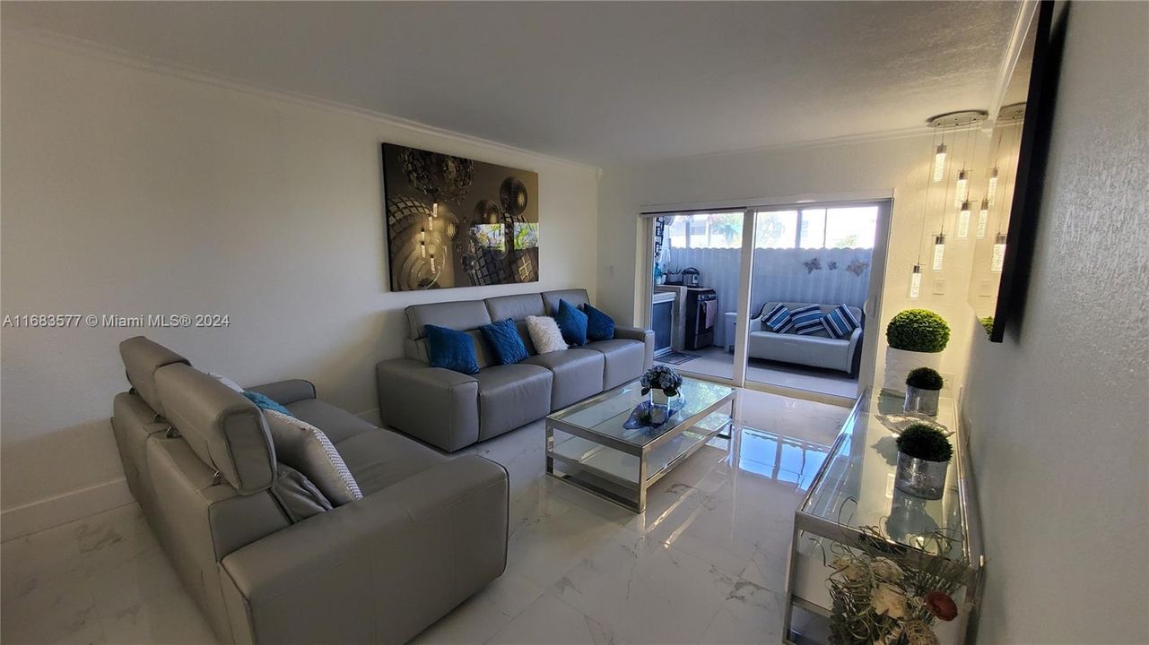 For Sale: $295,000 (2 beds, 2 baths, 938 Square Feet)