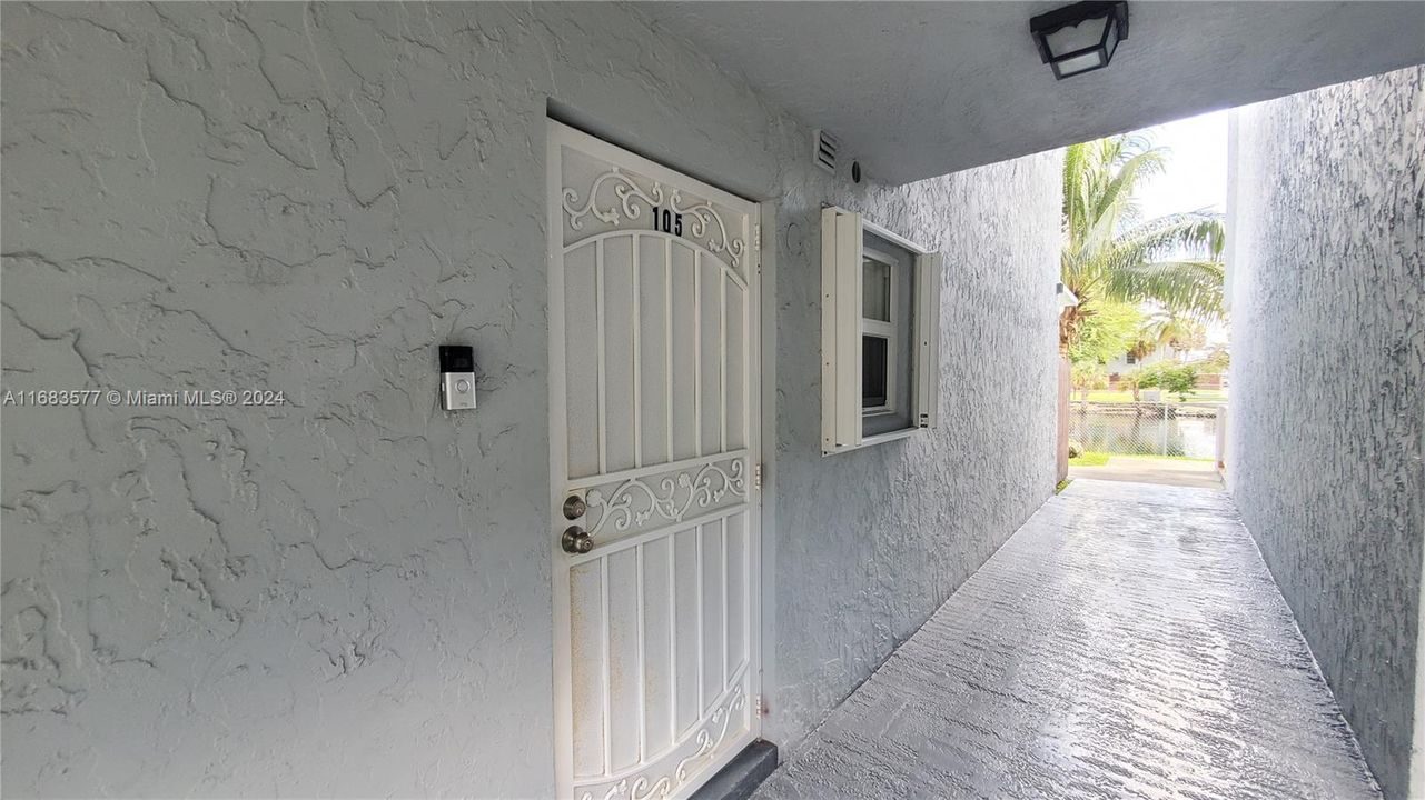 For Sale: $295,000 (2 beds, 2 baths, 938 Square Feet)