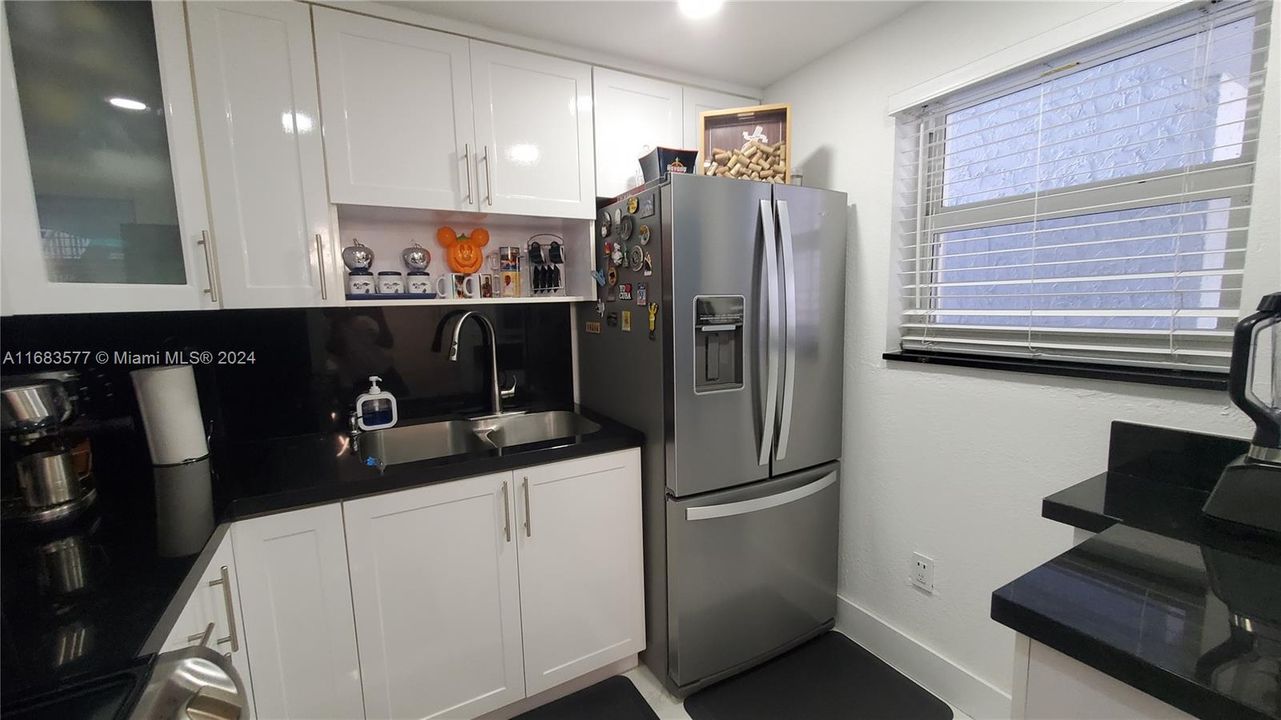 For Sale: $295,000 (2 beds, 2 baths, 938 Square Feet)