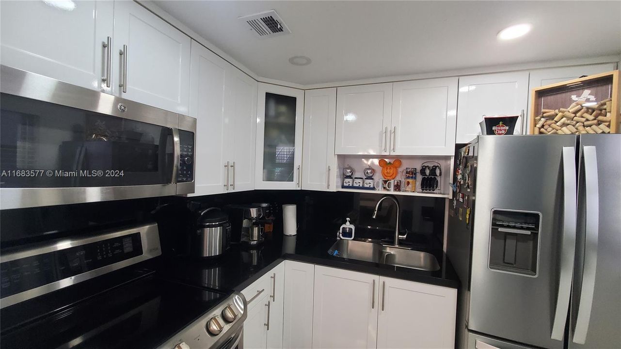 For Sale: $295,000 (2 beds, 2 baths, 938 Square Feet)