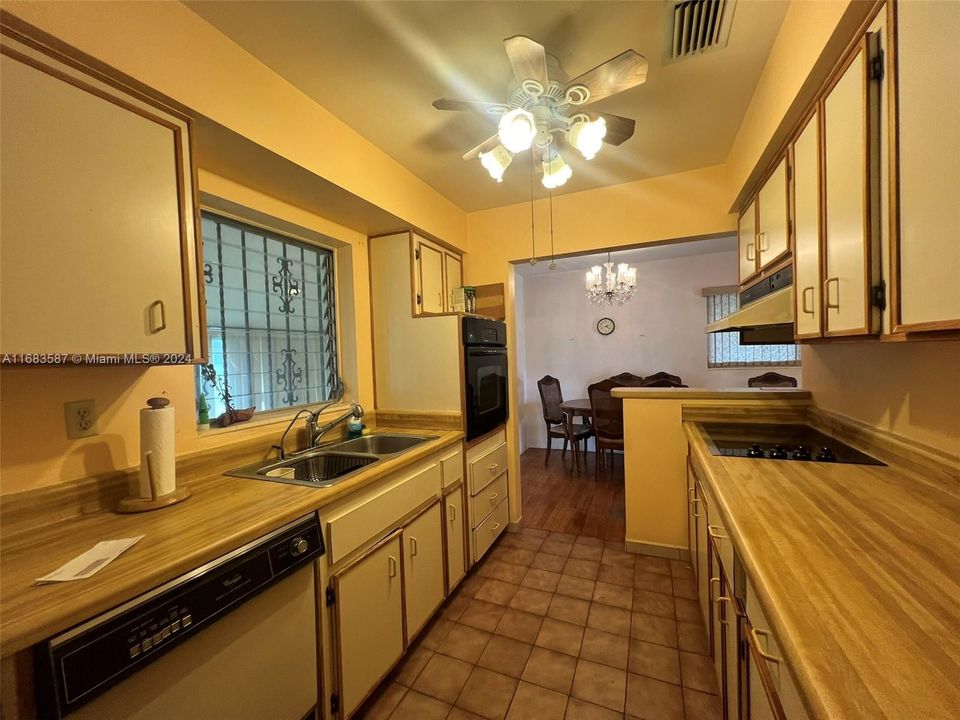 For Sale: $569,000 (2 beds, 2 baths, 1101 Square Feet)