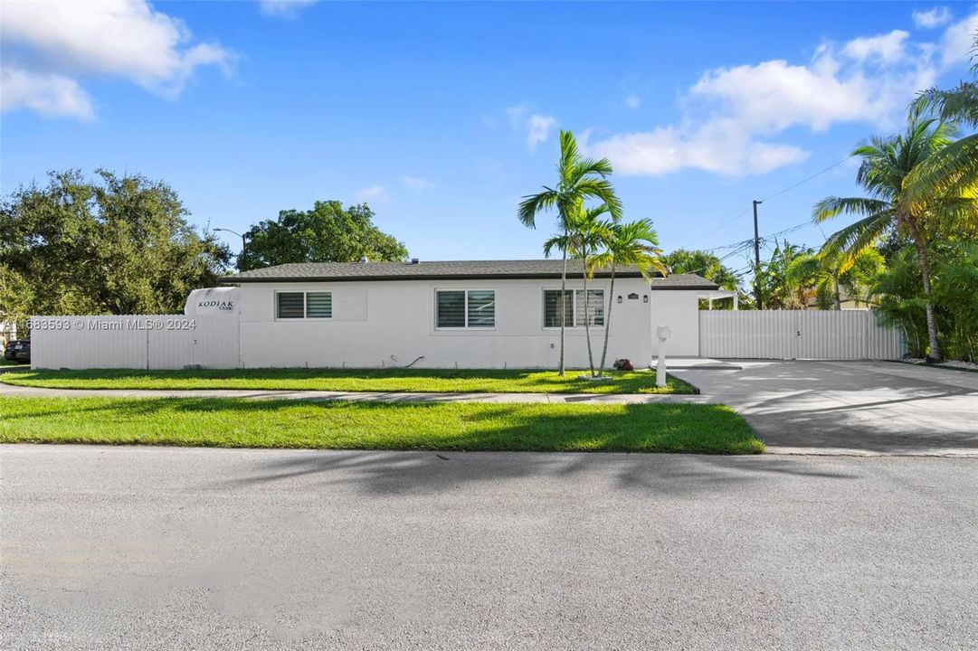 For Sale: $580,000 (3 beds, 2 baths, 1193 Square Feet)