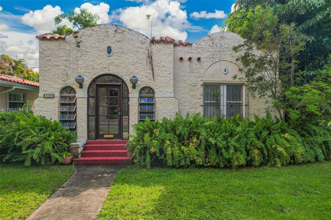 For Sale: $990,000 (2 beds, 1 baths, 1319 Square Feet)