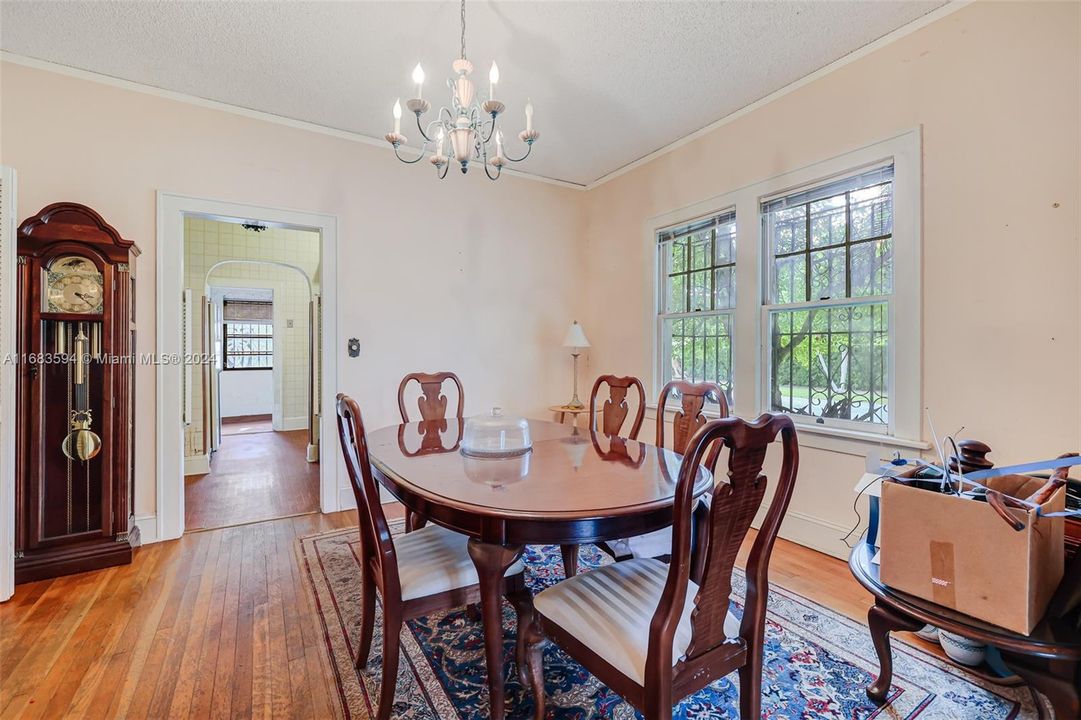 For Sale: $990,000 (2 beds, 1 baths, 1319 Square Feet)