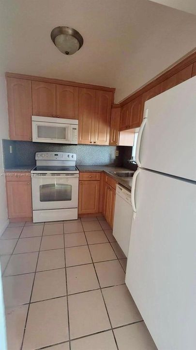 For Rent: $2,300 (2 beds, 2 baths, 898 Square Feet)