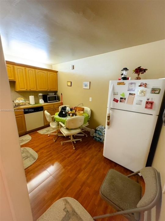 For Sale: $120,000 (1 beds, 1 baths, 812 Square Feet)