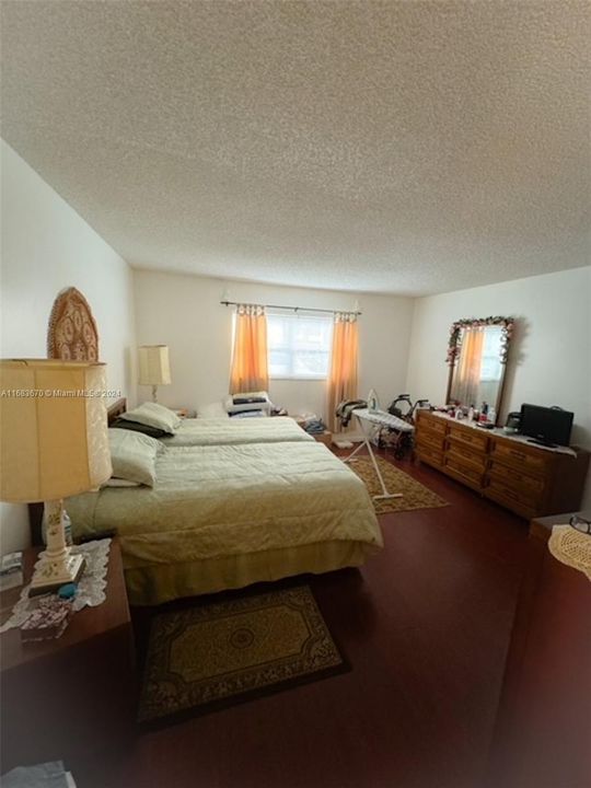 For Sale: $120,000 (1 beds, 1 baths, 812 Square Feet)