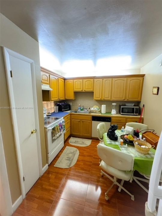 For Sale: $120,000 (1 beds, 1 baths, 812 Square Feet)