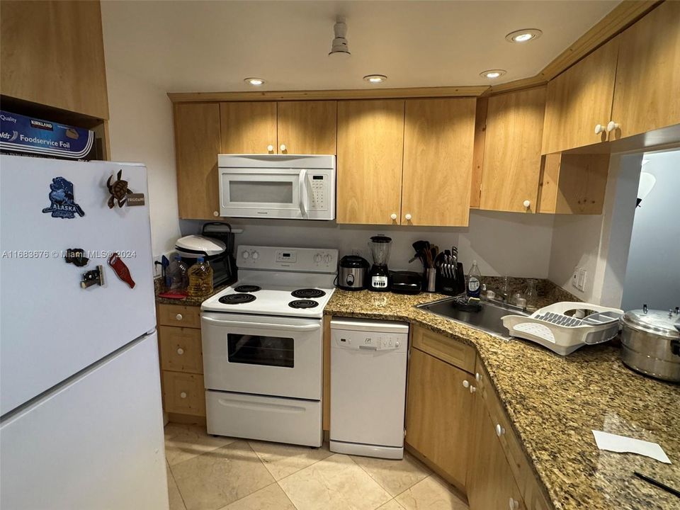 For Sale: $199,000 (1 beds, 1 baths, 782 Square Feet)