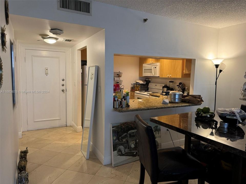 For Sale: $199,000 (1 beds, 1 baths, 782 Square Feet)