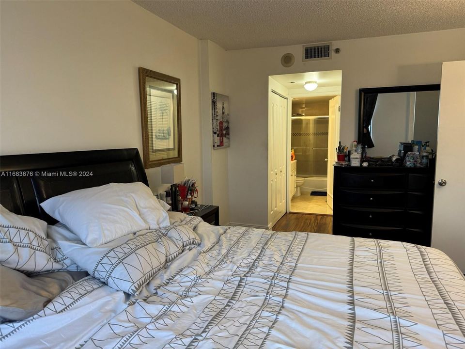 For Sale: $199,000 (1 beds, 1 baths, 782 Square Feet)