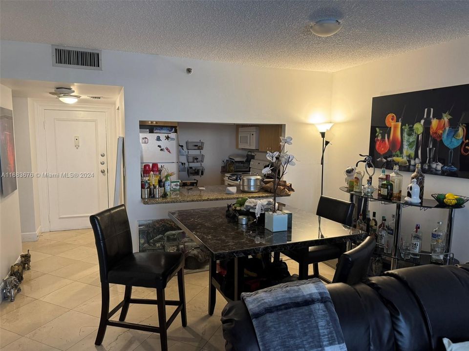 For Sale: $199,000 (1 beds, 1 baths, 782 Square Feet)