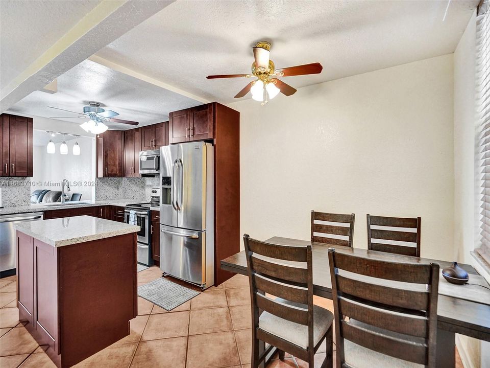 For Sale: $375,000 (2 beds, 2 baths, 1070 Square Feet)