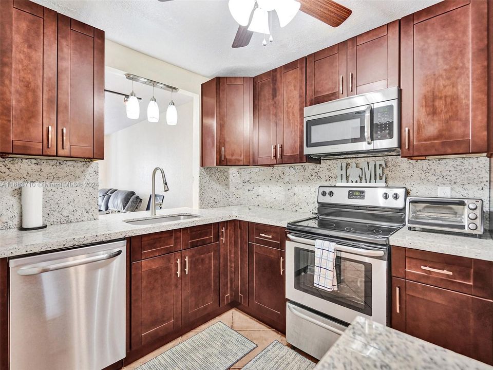 For Sale: $375,000 (2 beds, 2 baths, 1070 Square Feet)