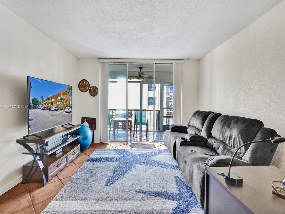 For Sale: $375,000 (2 beds, 2 baths, 1070 Square Feet)