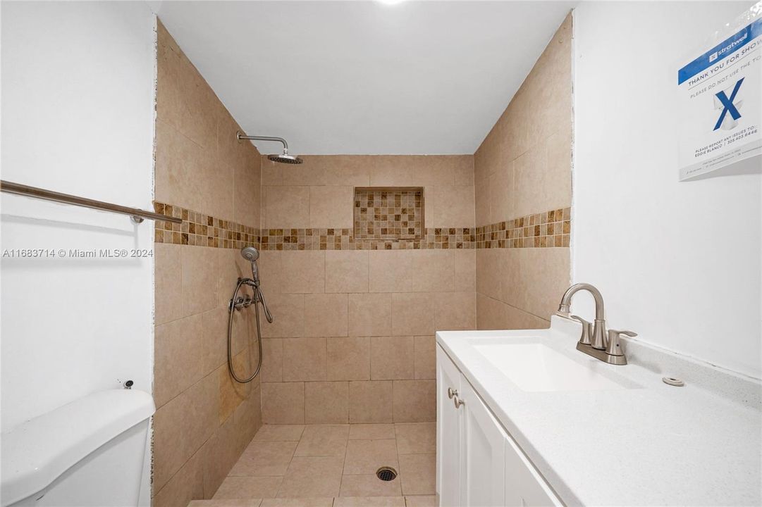 For Sale: $138,900 (1 beds, 2 baths, 654 Square Feet)