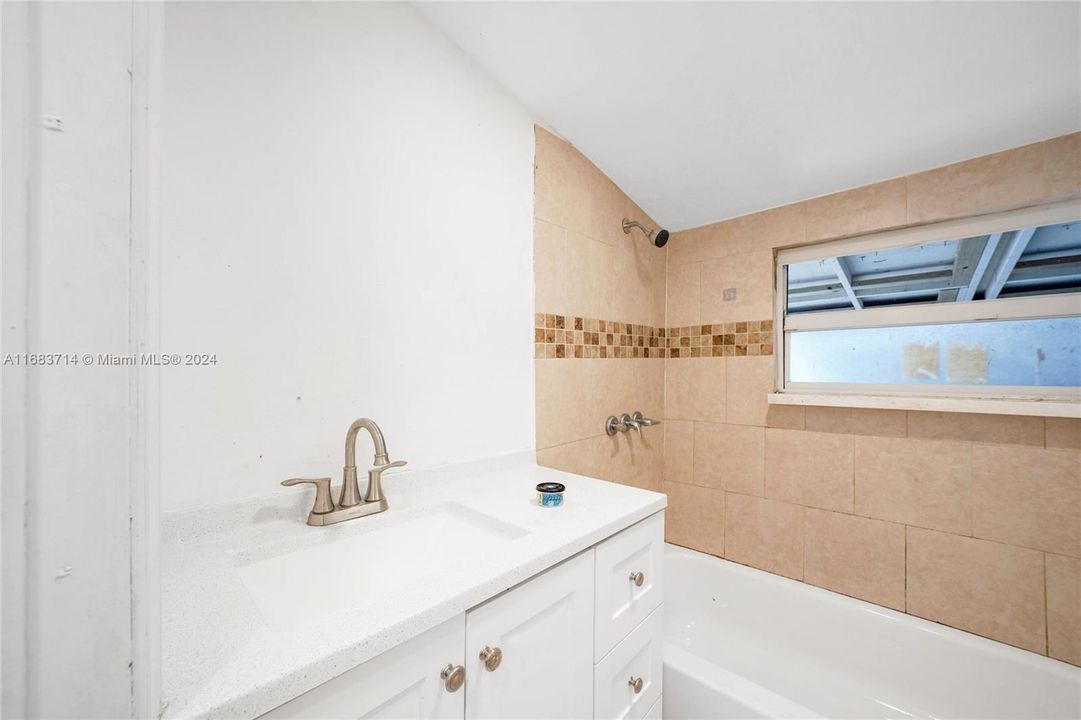 For Sale: $138,900 (1 beds, 2 baths, 654 Square Feet)