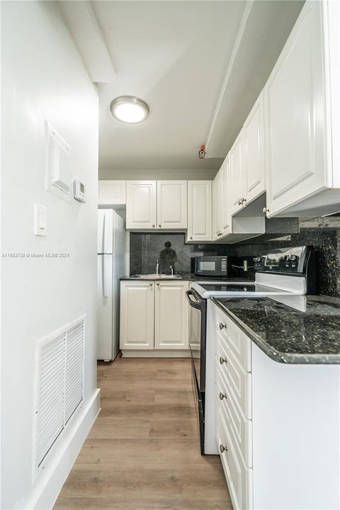 For Sale: $285,000 (1 beds, 1 baths, 532 Square Feet)