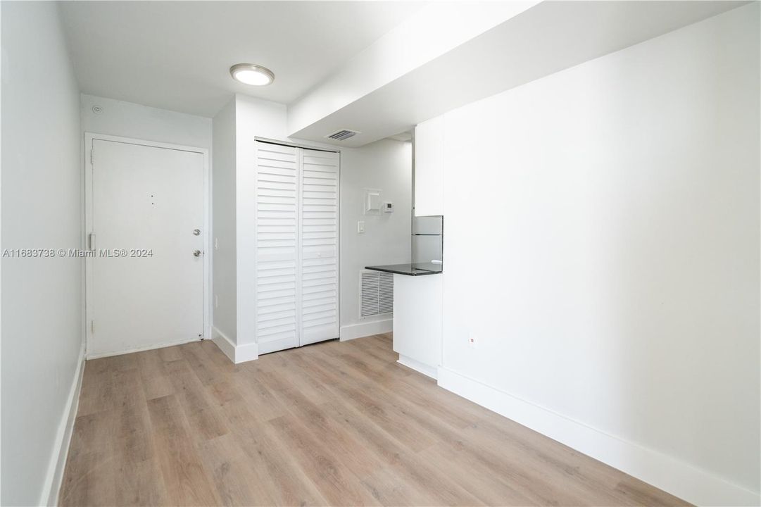 For Sale: $285,000 (1 beds, 1 baths, 532 Square Feet)