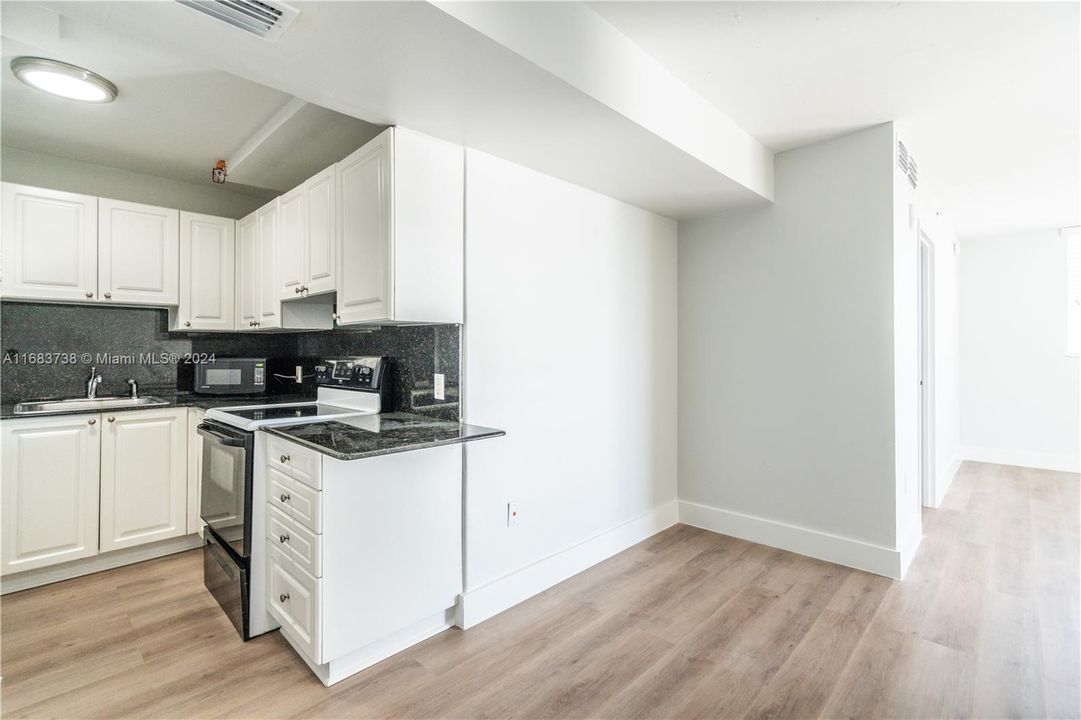 For Sale: $285,000 (1 beds, 1 baths, 532 Square Feet)