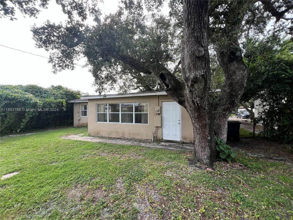 For Sale: $429,900 (3 beds, 2 baths, 1299 Square Feet)