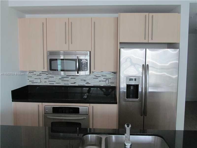 Active With Contract: $3,900 (2 beds, 2 baths, 1106 Square Feet)