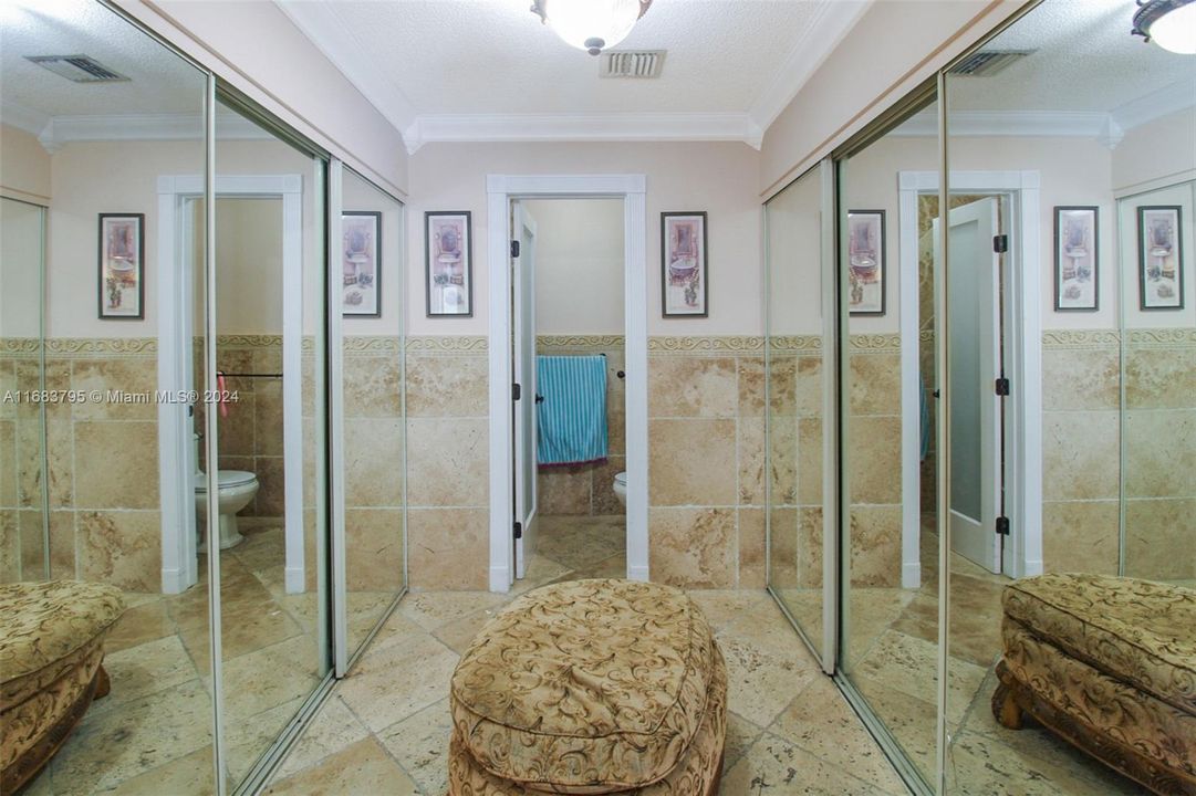 Vestidor and bathroom