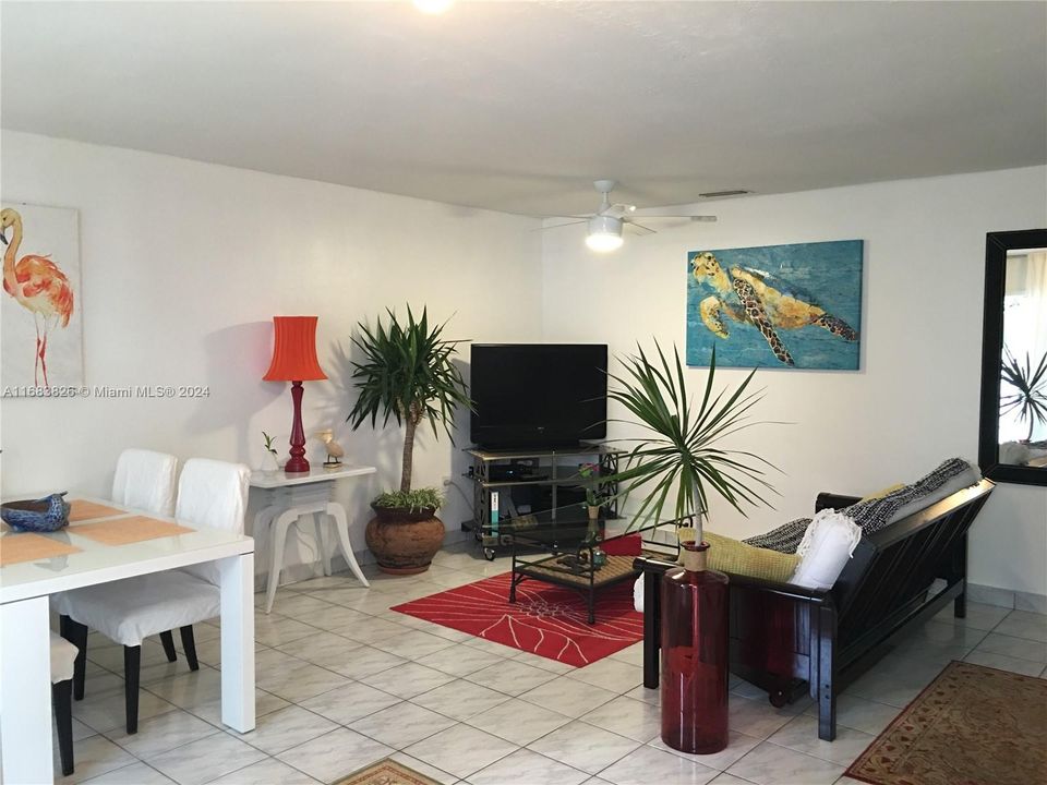 For Sale: $259,000 (1 beds, 1 baths, 635 Square Feet)