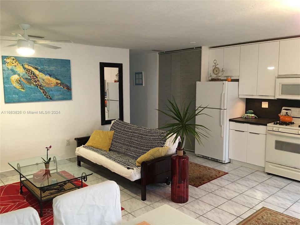 For Sale: $259,000 (1 beds, 1 baths, 635 Square Feet)