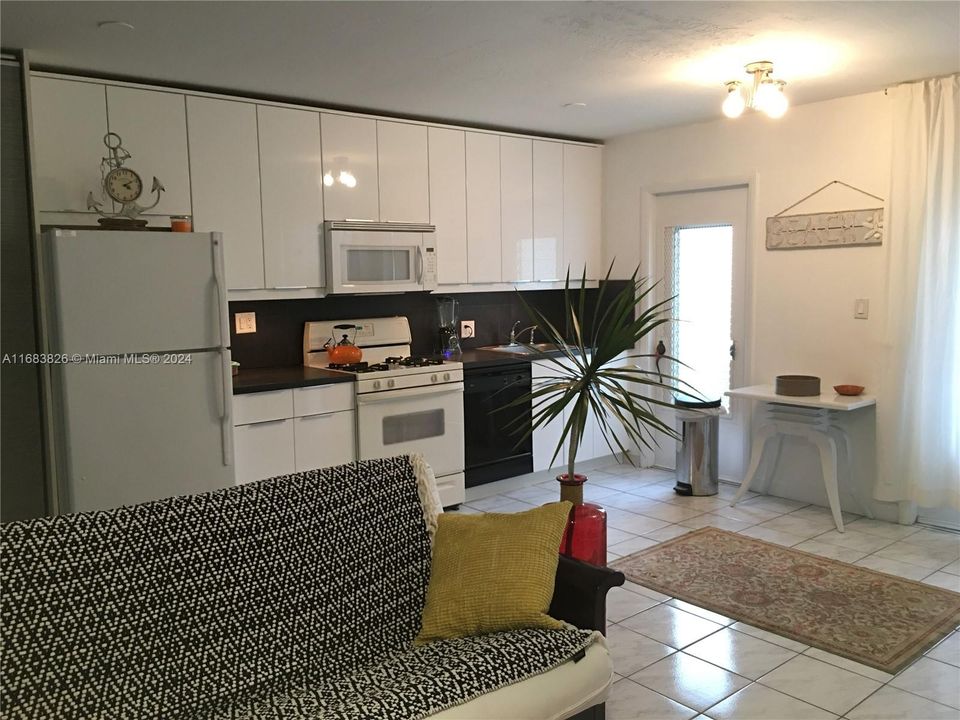 For Sale: $259,000 (1 beds, 1 baths, 635 Square Feet)