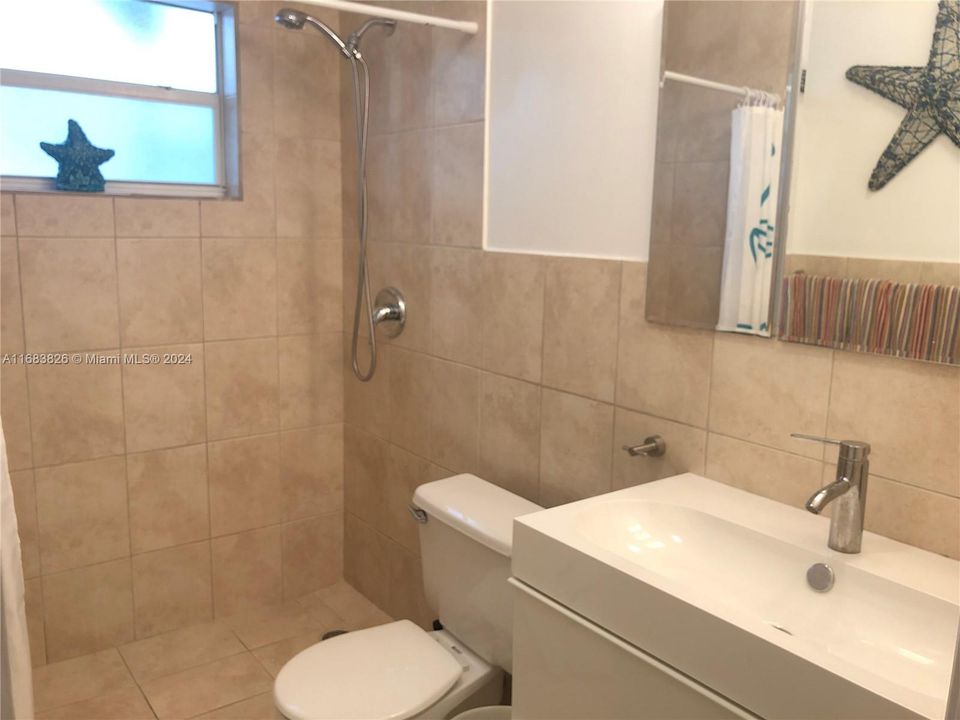 For Sale: $259,000 (1 beds, 1 baths, 635 Square Feet)