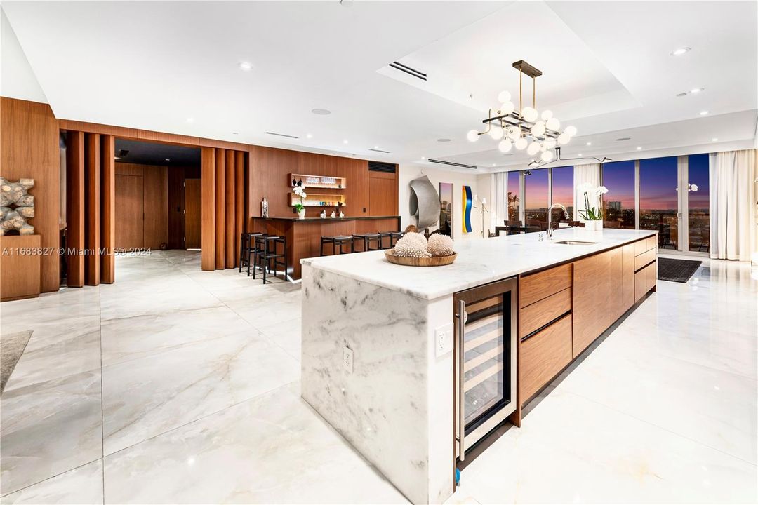 Chef's Kitchen with Marble Countertops, Wolf & Sub-Zero Applicanes