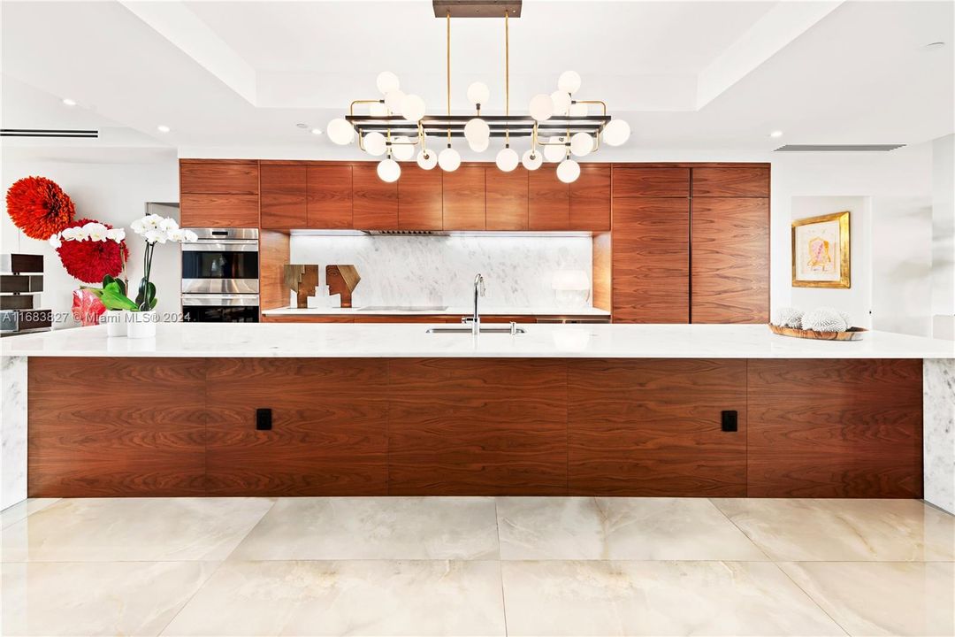 Chef's Kitchen with Marble Countertops, Wolf & Sub-Zero Applicanes