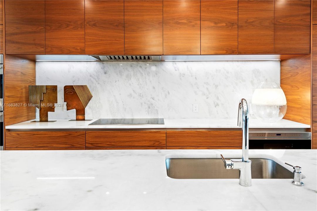 Chef's Kitchen with Marble Countertops, Wolf & Sub-Zero Applicanes