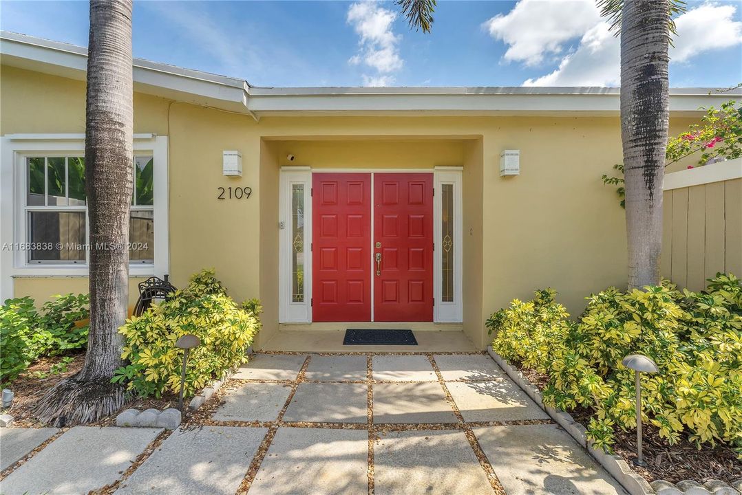 For Sale: $795,000 (4 beds, 2 baths, 1624 Square Feet)