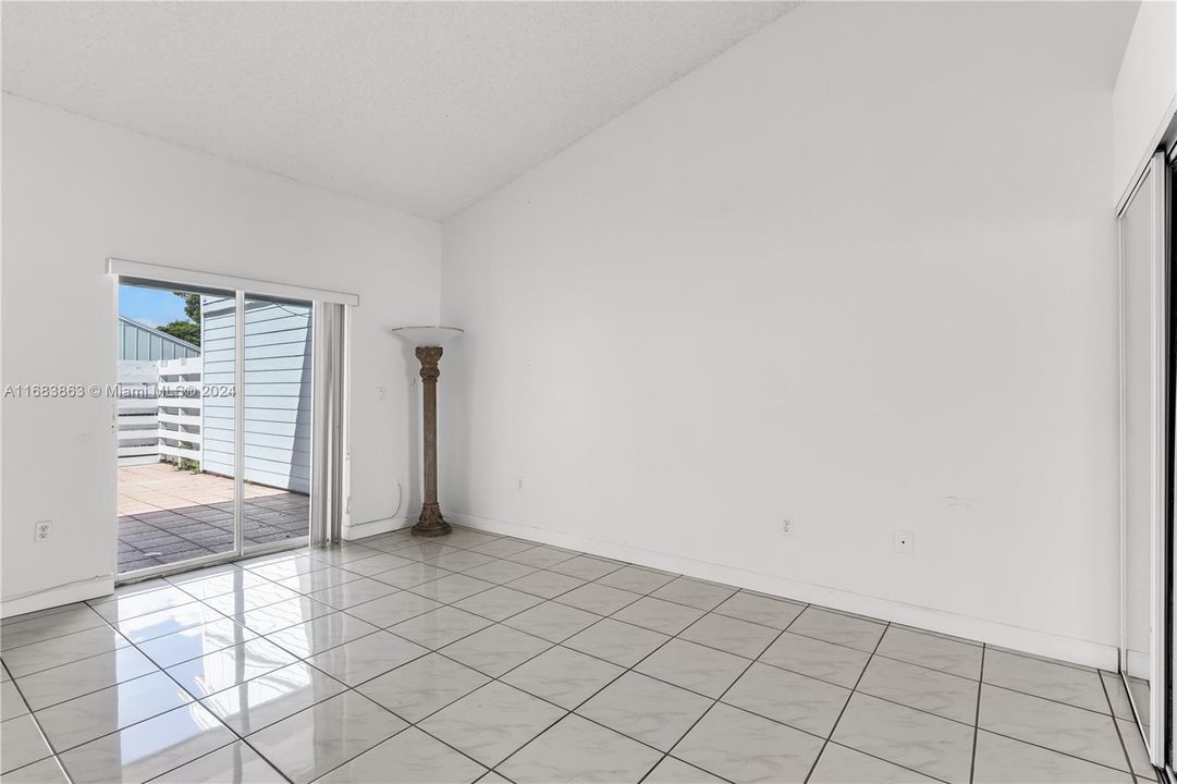 For Sale: $340,000 (2 beds, 2 baths, 979 Square Feet)