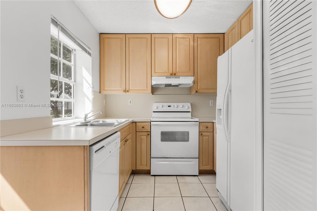 For Sale: $340,000 (2 beds, 2 baths, 979 Square Feet)