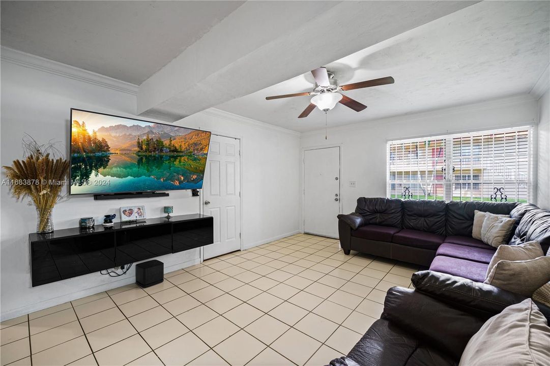 For Sale: $280,000 (3 beds, 1 baths, 952 Square Feet)