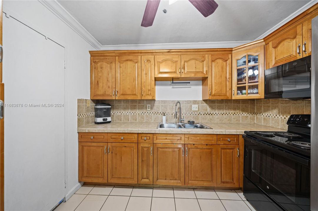 For Sale: $280,000 (3 beds, 1 baths, 952 Square Feet)