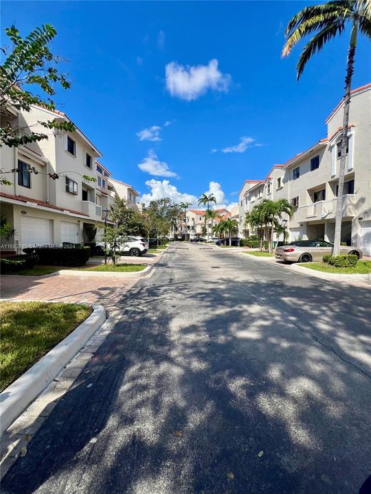 For Sale: $610,000 (3 beds, 3 baths, 1927 Square Feet)