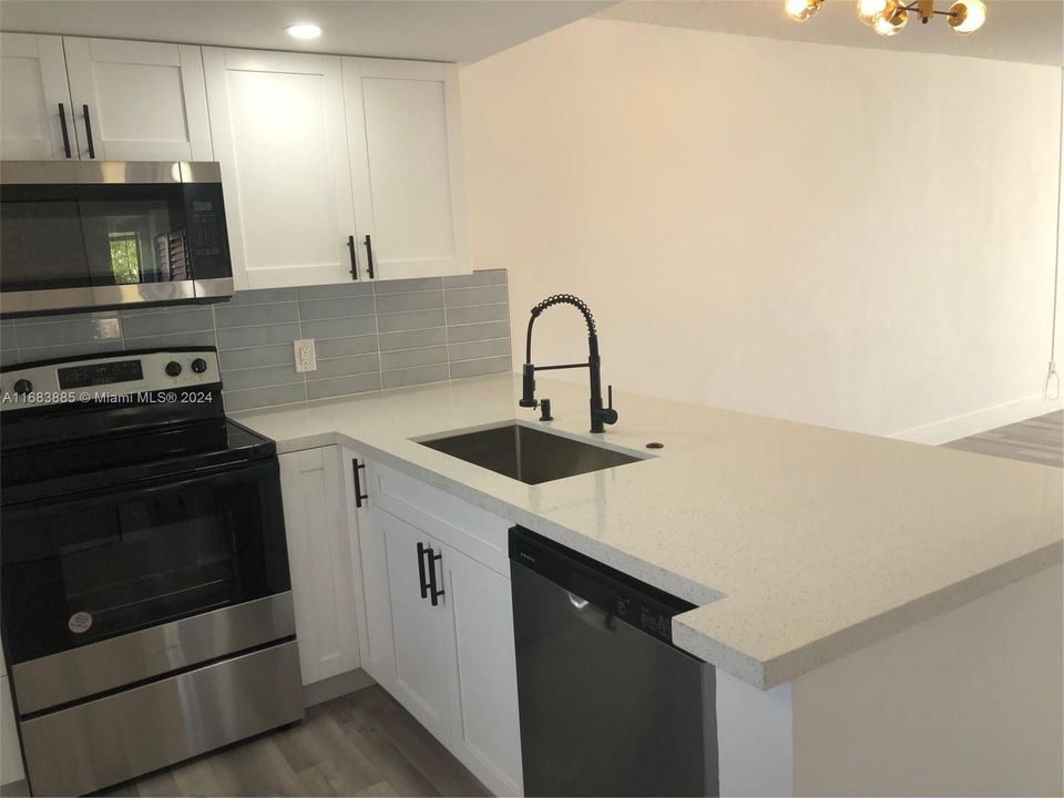 For Sale: $174,900 (2 beds, 2 baths, 952 Square Feet)