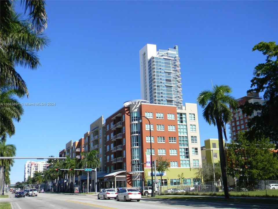 For Sale: $639,000 (2 beds, 2 baths, 1049 Square Feet)