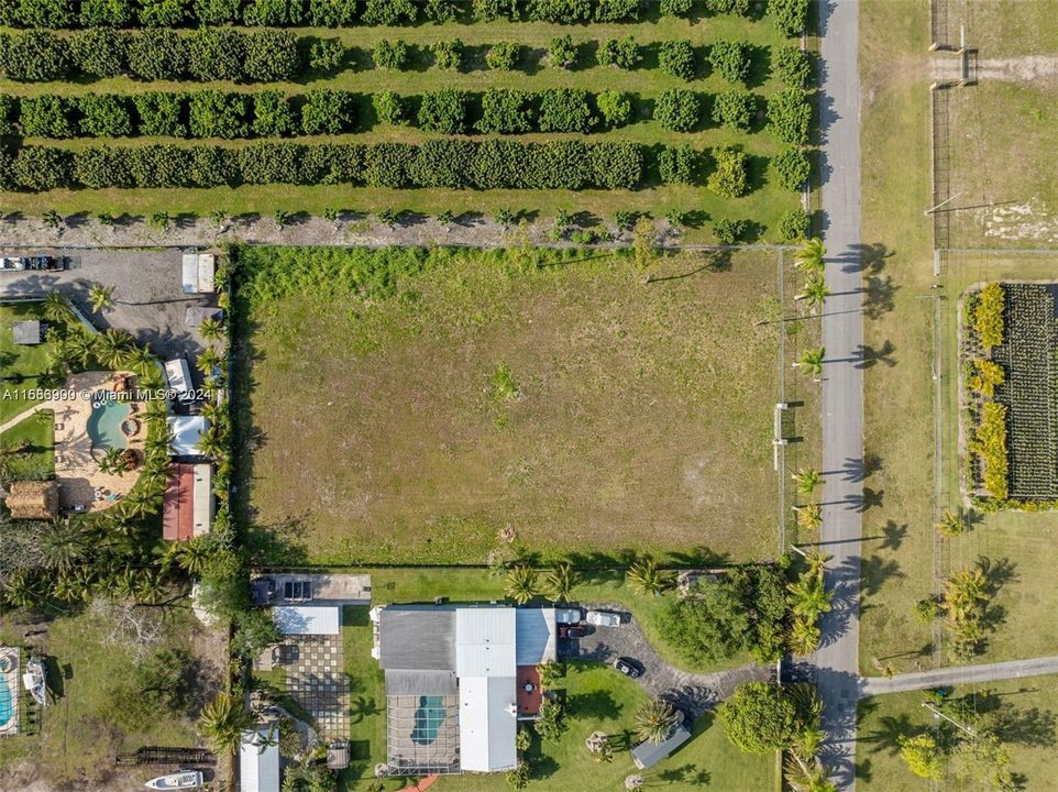 На продажу: $460,000 (0.95 acres)