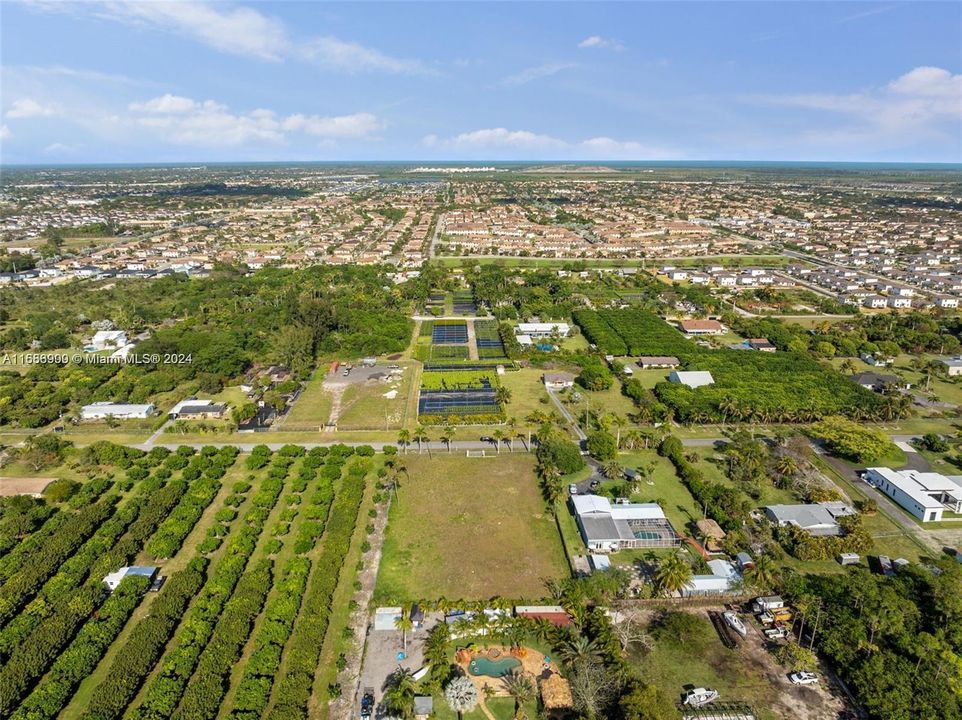 На продажу: $460,000 (0.95 acres)