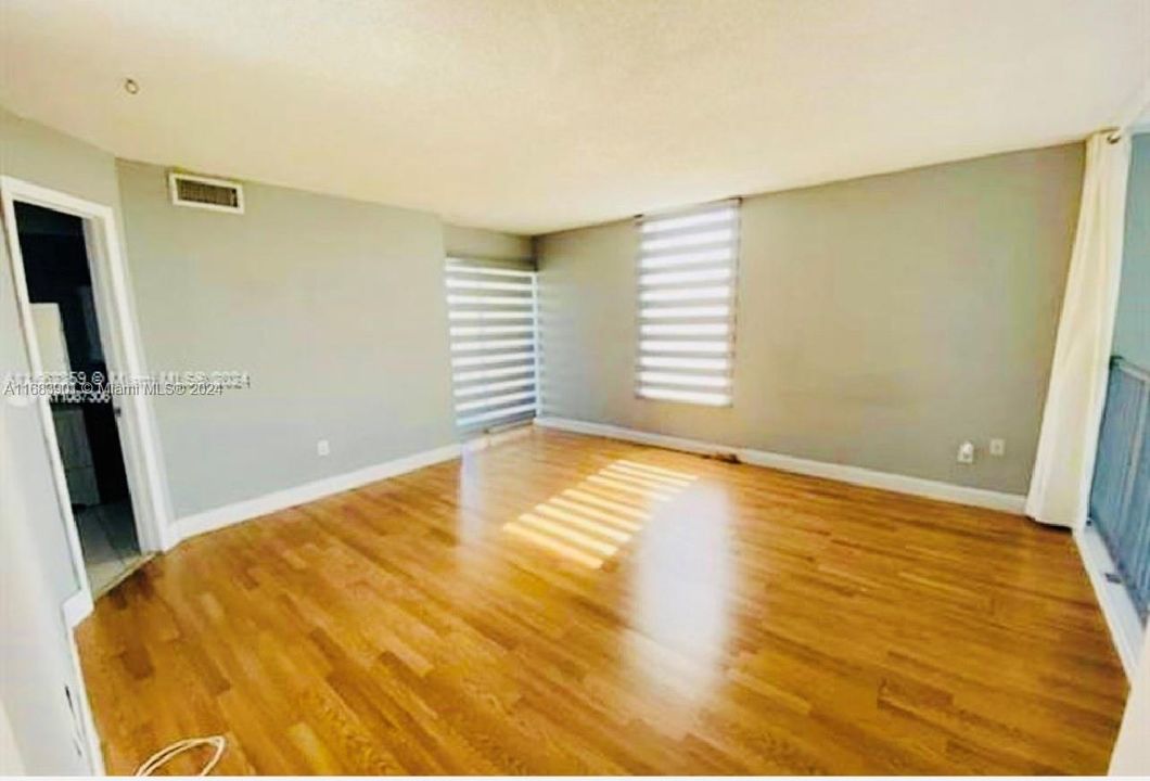 For Rent: $2,100 (1 beds, 1 baths, 1015 Square Feet)